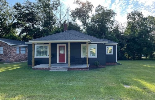 Douglas Casa | The Redbird - Charming 3-bedroom bungalow with All the Basics in Douglas