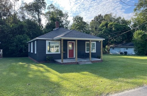 Douglas Casa | The Redbird - Charming 3-bedroom bungalow with All the Basics in Douglas