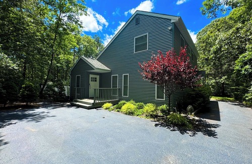 Manorville Casa | Private & Woodsy Home Near Hamptons/Golf/Wineries/Farms w/Heated Salt Pool & Spa