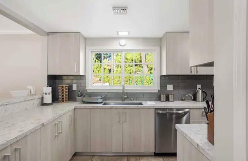 Granada Hills North Casa | Privet Country Club House 4bed 3bath Office, WiFi, Fitness, Pool, Spa in L.A.
