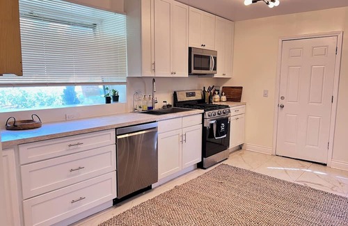 Forestview Casa | Spacious 5-bedroom house in charming Lombard with HOT TUB &PRIVATE BACKYARD