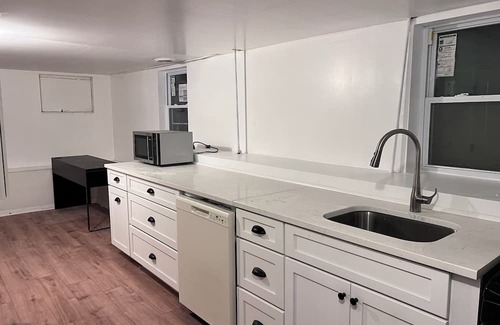 Forestview Casa | Spacious 5-bedroom house in charming Lombard with HOT TUB &PRIVATE BACKYARD