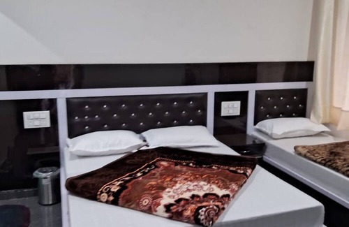 Kharsali Hotel | Goroomgo Uniyal Residency Uttarkashi