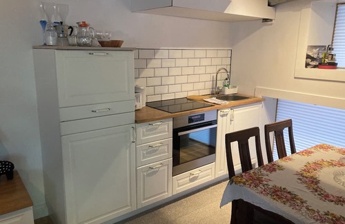 Sommerhausen Apartamento | Wunderschöne Ferienwohnung in Winterhausen mit Küche, Bad und Piano