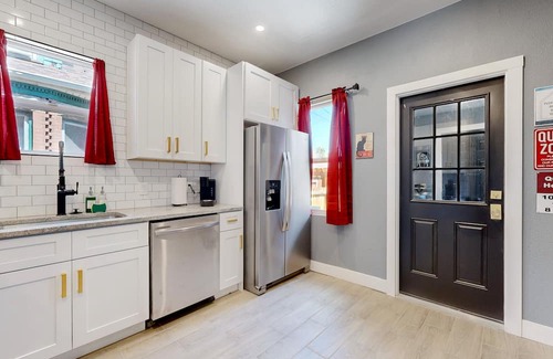 Baker Casa | Spooky 4-king bed house in Denver with AC & WiFi