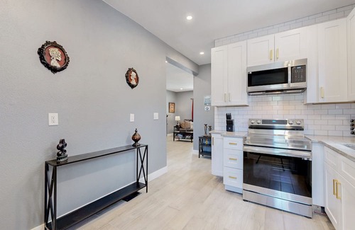 Baker Casa | Spooky 4-king bed house in Denver with AC & WiFi
