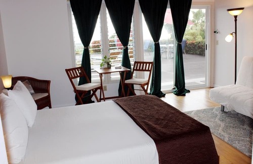 Captain Cook Cama Y Desayuno | Charming 5-bedroom bed & breakfast in Captain Cook with WiFi, AC
