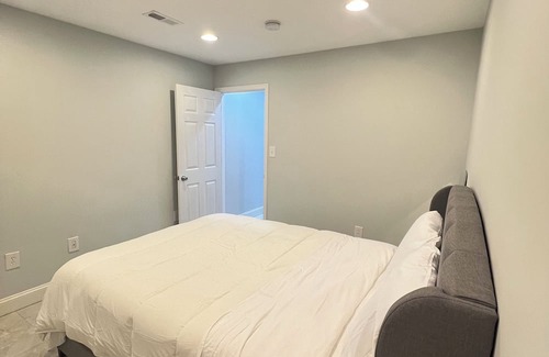 Newington Apartamento | Cozy 2-bedroom Basement apartment in charming Lorton near DC