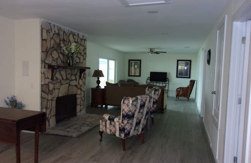Theodore Casa | Shekinah Properties Charming 3-bedroom house with WiFi, in Coden on Mobile Bay