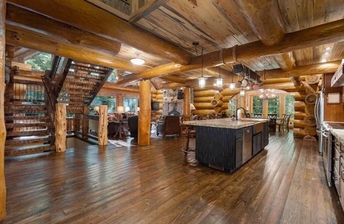 Talking Rock Cabina | Large and charming 4-bedroom log cabin in the Georgia mountains
