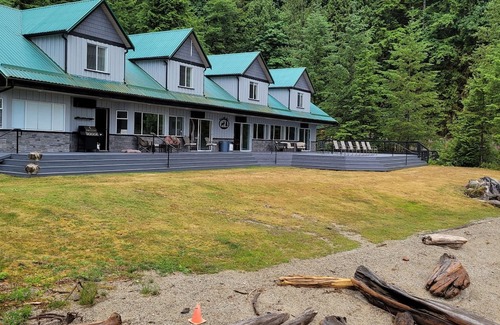 Pitt Meadows Cabina | Spacious 7-bedroom cabin in enjoyable Pitt Lake, BC