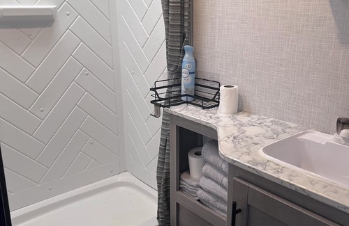 Lexington - Salisbury Alquiler De RV | Come glamping in a Cozy 1-bedroom camper with double bunks and a sofa