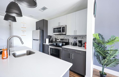 Brewerytown Apartamento | Imagine a stylish escape in Glenwood, the epitome of urban luxury