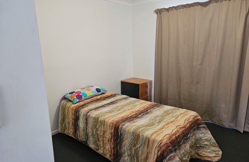 Eagleby Casa | Logan Hospital & Dreamworld not too far away. Quiet area. Carers must Disclose
