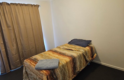 Eagleby Casa | Logan Hospital & Dreamworld not too far away. Quiet area. Carers must Disclose