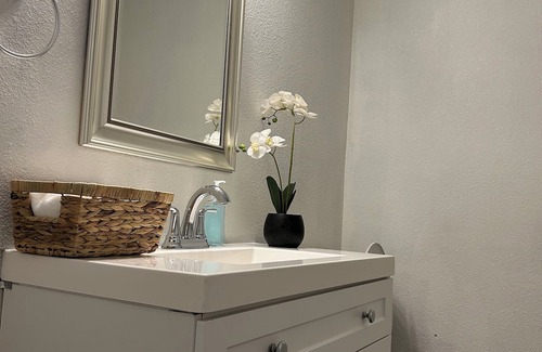 South Arlington Casa | Charming 2-bedroom townhome in welcoming Arlington with AC, WiFi