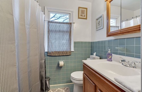 Swarthmorewood Casa | Cozy 2B/1B by Swarthmore w Driveway!