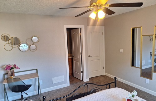 Kansas City Casa | Charming townhome with WiFi, AC, fitness room in fabulous Kansas City