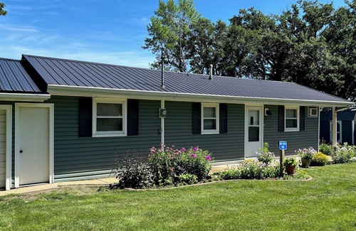 Martin County Cabina | Cozy Lake Cabin near the Fox Lake Event Center