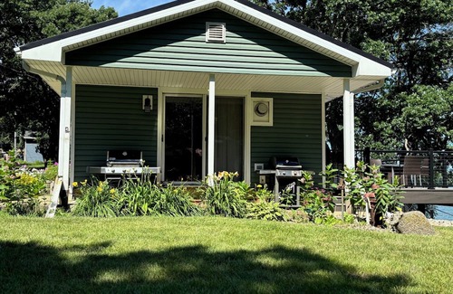 Martin County Cabina | Cozy Lake Cabin near the Fox Lake Event Center