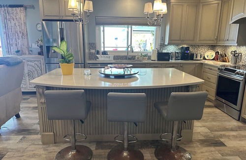 Southampton Casa | Spacious 3-bedroom house with a pool and panoramic views of Horseshoe Bay Beach