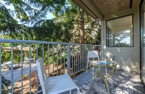 Seattle Metro Area Condominio | 12 miles from Seattle. Puget sound views, beach access, pool, jacuzzi.