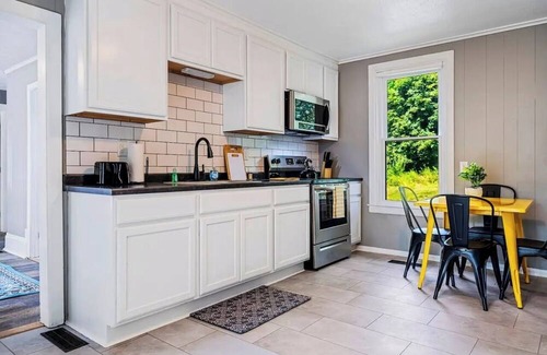 Southern Coast Apartamento | Charming 2bedroom apartment with WiFi and fitness room in heart of downtown Saco