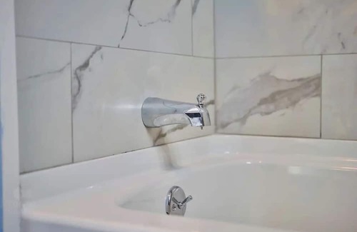 Southern Coast Apartamento | Charming 2bedroom apartment with WiFi and fitness room in heart of downtown Saco