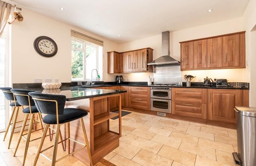 Coombe Vale Casa | Spacious serenity - large family home near city | Pass The Keys