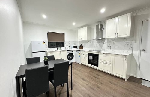 East Brisbane Casa | KozyGuru | East Brisbane | Renovated 3 Bedroom