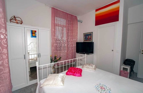 Vado Ligure Apartamento | Room 'Suite' with Shared Terrace, Wi-Fi and Air Conditioning