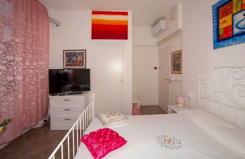 Vado Ligure Apartamento | Room 'Suite' with Shared Terrace, Wi-Fi and Air Conditioning