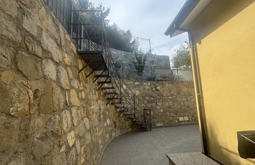 Castellaro Apartamento | Apartment 'Family' with Private Terrace, Shared Garden and Wi-Fi