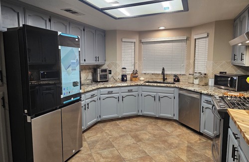 Clovis Casa | Spacious 4-bedroom house in delightful Clovis with WiFi, AC, Pool, Patio