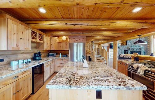 Fort Valley Casa | Luxury log cabin home with large deck, loft, mountain views, & grill