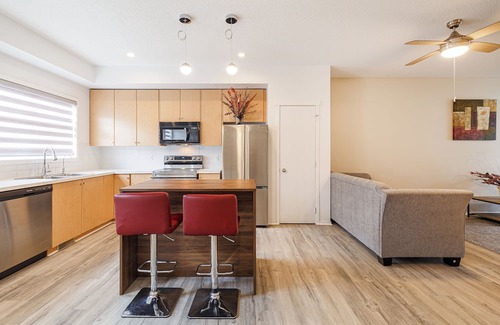 Evanston Casa | Elegant 4-Bedroom Home in a Quiet and Peaceful Community | Free Parking