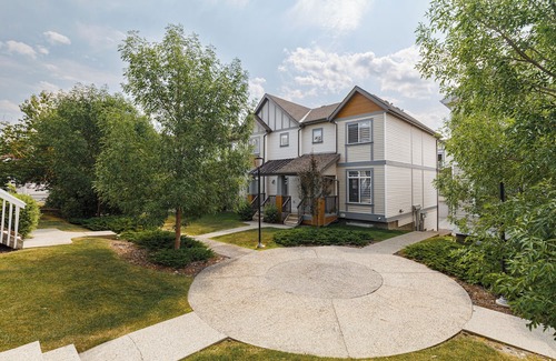 Evanston Casa | Elegant 4-Bedroom Home in a Quiet and Peaceful Community | Free Parking