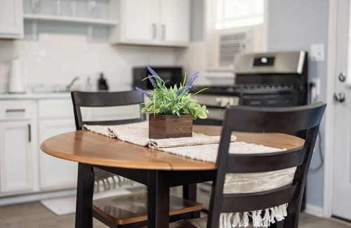 Peoria Apartamento | Greenwood Lodge-1: Walk to Peoria Zoo, Drive-In Garage Included