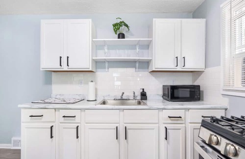 Peoria Apartamento | Greenwood Lodge-1: Walk to Peoria Zoo, Drive-In Garage Included