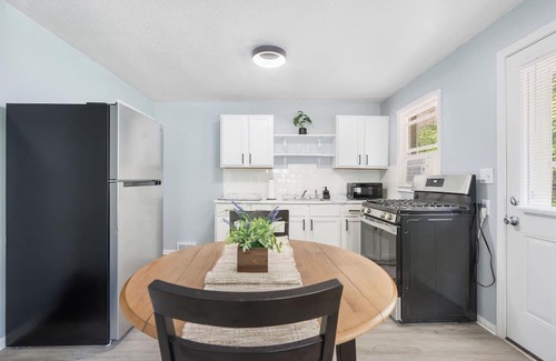 Peoria Apartamento | Greenwood Lodge-1: Walk to Peoria Zoo, Drive-In Garage Included