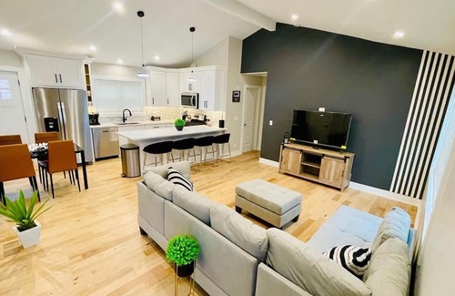 Willowbrook Casa | Charming 3-bedroom Cottage with AC & WiFi in Willowbrook