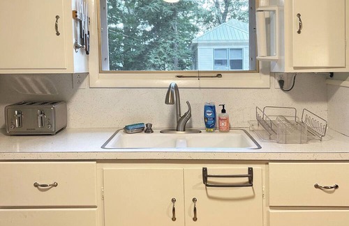 Warren County Cabaña | Charming 2-bedroom Lake George Cottage on East Side w/Wifi & AC