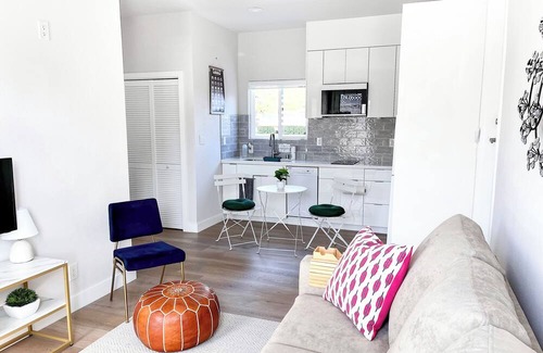 Valley View - Reed Casa | Modern 1Br/1B Guest Suite w/Kitchen, Laundry, AC/Heat, Living Room