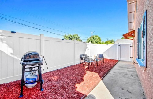 La Puente Casa | Serenity Stay BBQ 2-Bedroom Sanctuary with Backyard and High-Speed Internet