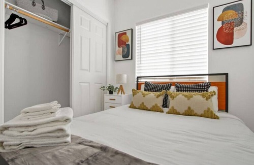 La Puente Casa | Serenity Stay BBQ 2-Bedroom Sanctuary with Backyard and High-Speed Internet