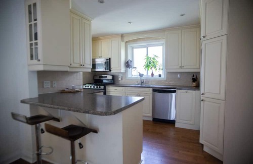 North York Casa | Serenity Stay - Beautiful House in Quite Wooded Area