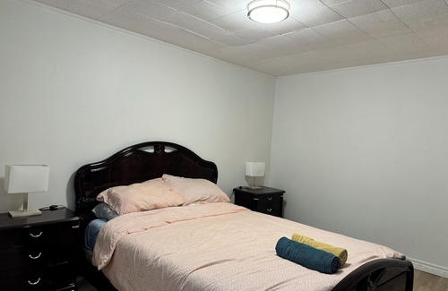 Newtonbrook Casa | Bright & Spacious 1BR basement - separate entrance & laundry - close to subway