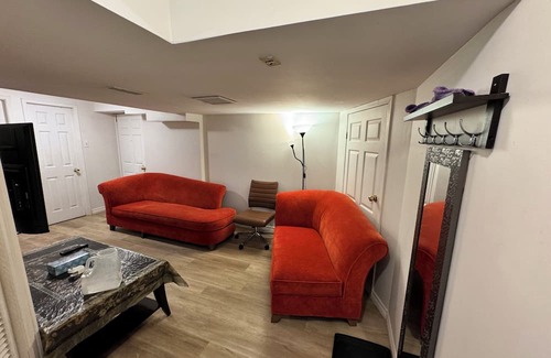 Newtonbrook Casa | Bright & Spacious 1BR basement - separate entrance & laundry - close to subway