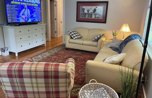 New Castle Casa | Cozy cottage in Birmingham with wooded yard and close to interstate.