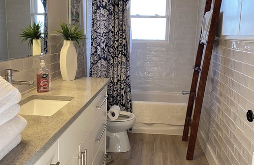 Leamington Casa | Lakefront relaxation, hot tub, and adventure awaits at Seacliff Park and beach